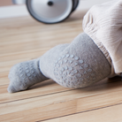 GoBabyGo csúszásgátlós harisnyanadrág - szürke melange közelről