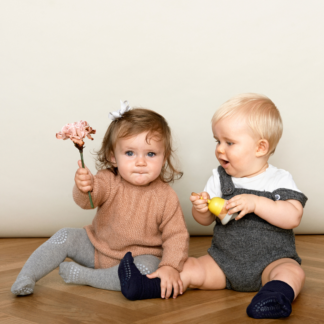 GoBabyGo csúszásgátlós harisnyanadrág és csúszásgátlós zokni már hat hónapos kortól több színben