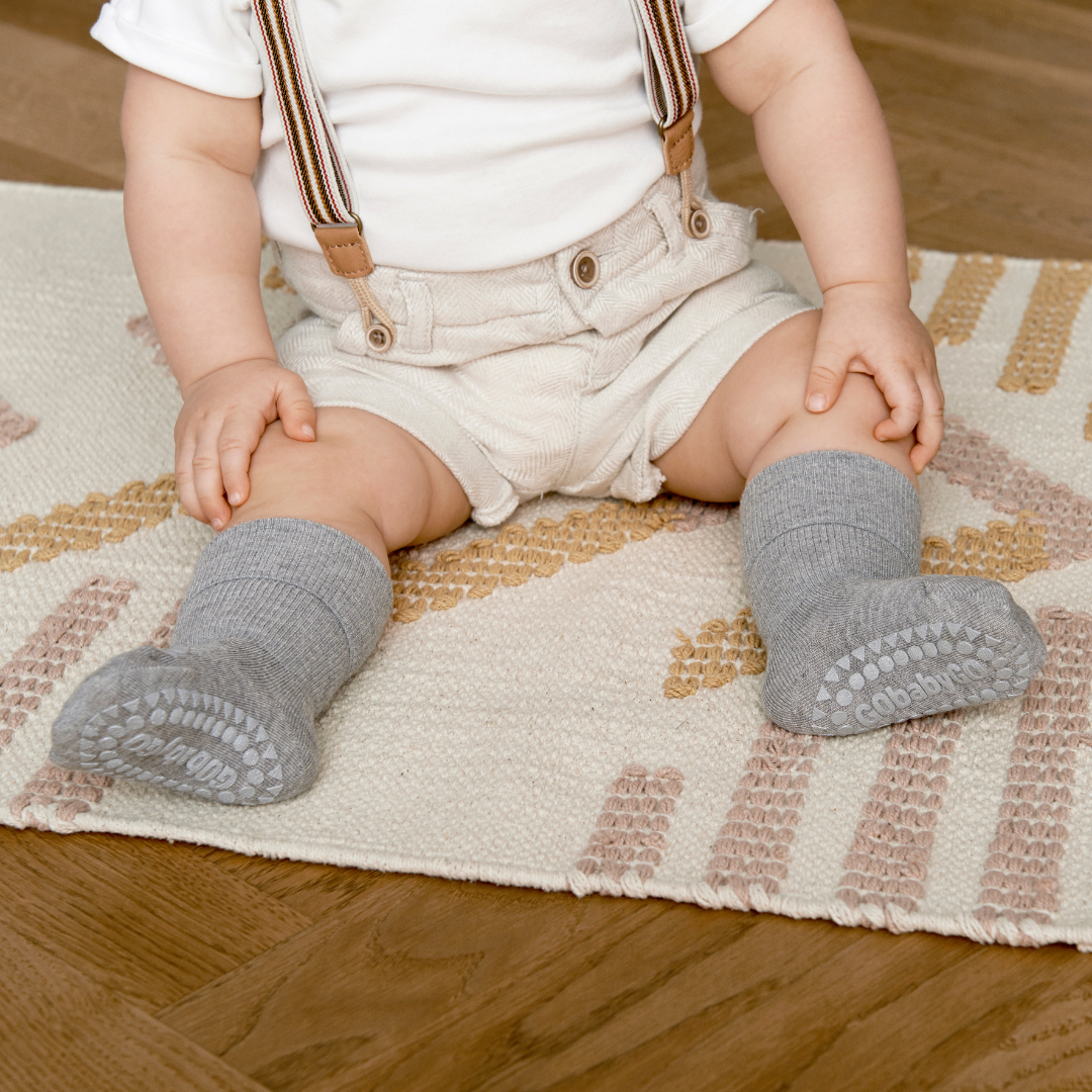 Csúszásgátlós bambusz babazokni szürke színben