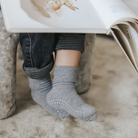 Olvasó kisgyerek lábán szürke csúszásgátlós bambusz zokni 