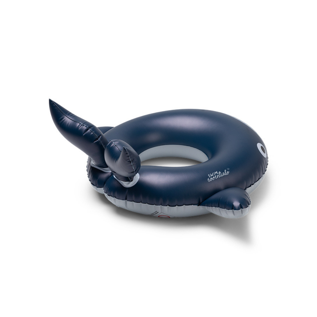 Swim Essentials bálnás úszógumi hátulról, kiemelkedő 3D bálnafarokkal.