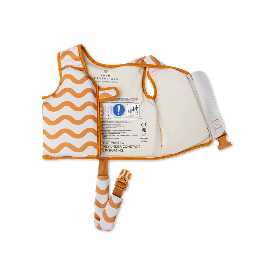 Vidám gyermek a tengerparton Swim Essentials narancs szörfös úszómellényben, biztonságos láb közötti pánttal.