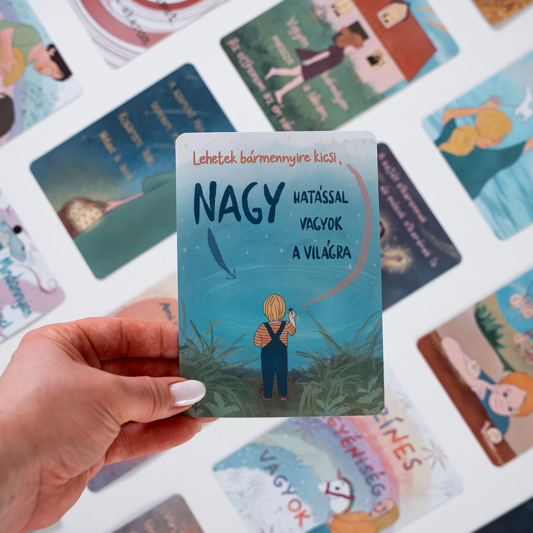 Kézben tartott Modern Goddess gyerekkártya Nagy hatással vagyok a világra felirattal.