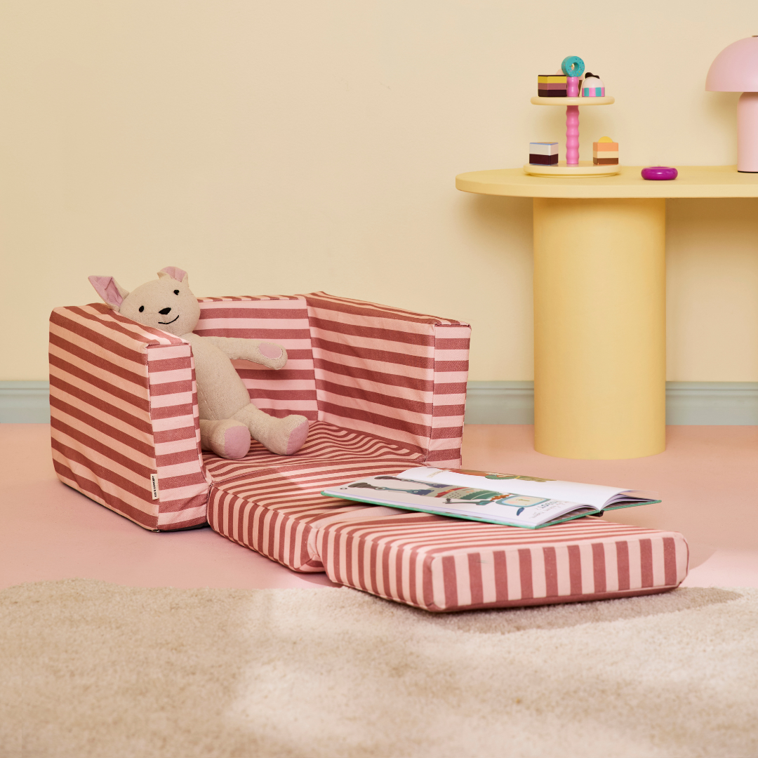 A Kid's Concept rózsaszín csíkos gyerekfotel levehető, mosógépben mosható tartós pamutvászon huzattal