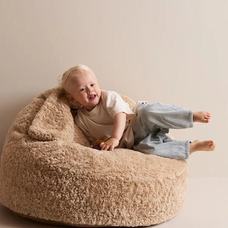 Gyerek pihen a Kid's Concept babzsák fotelben