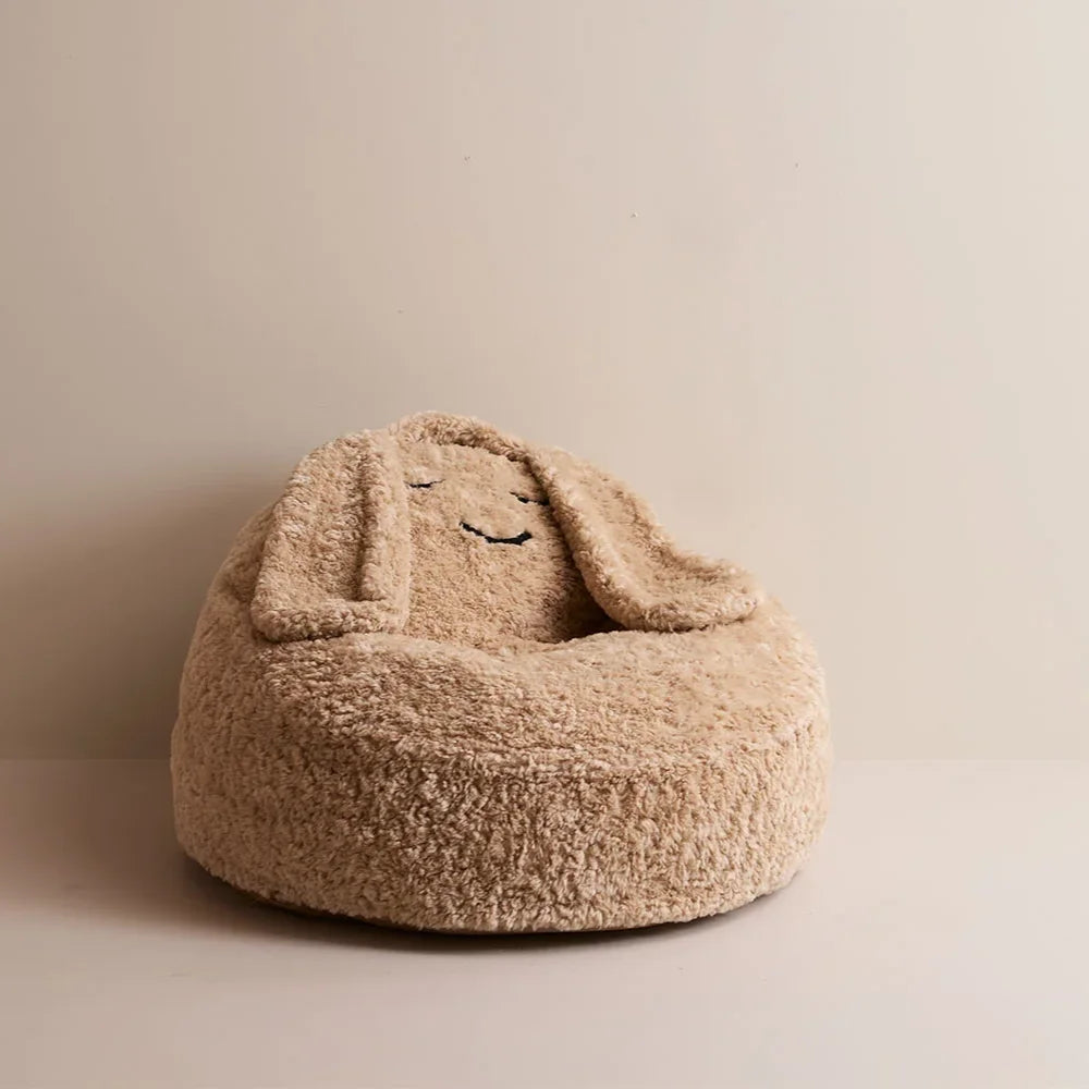 A babzsák fotel oldalról, lelógó fülekkel