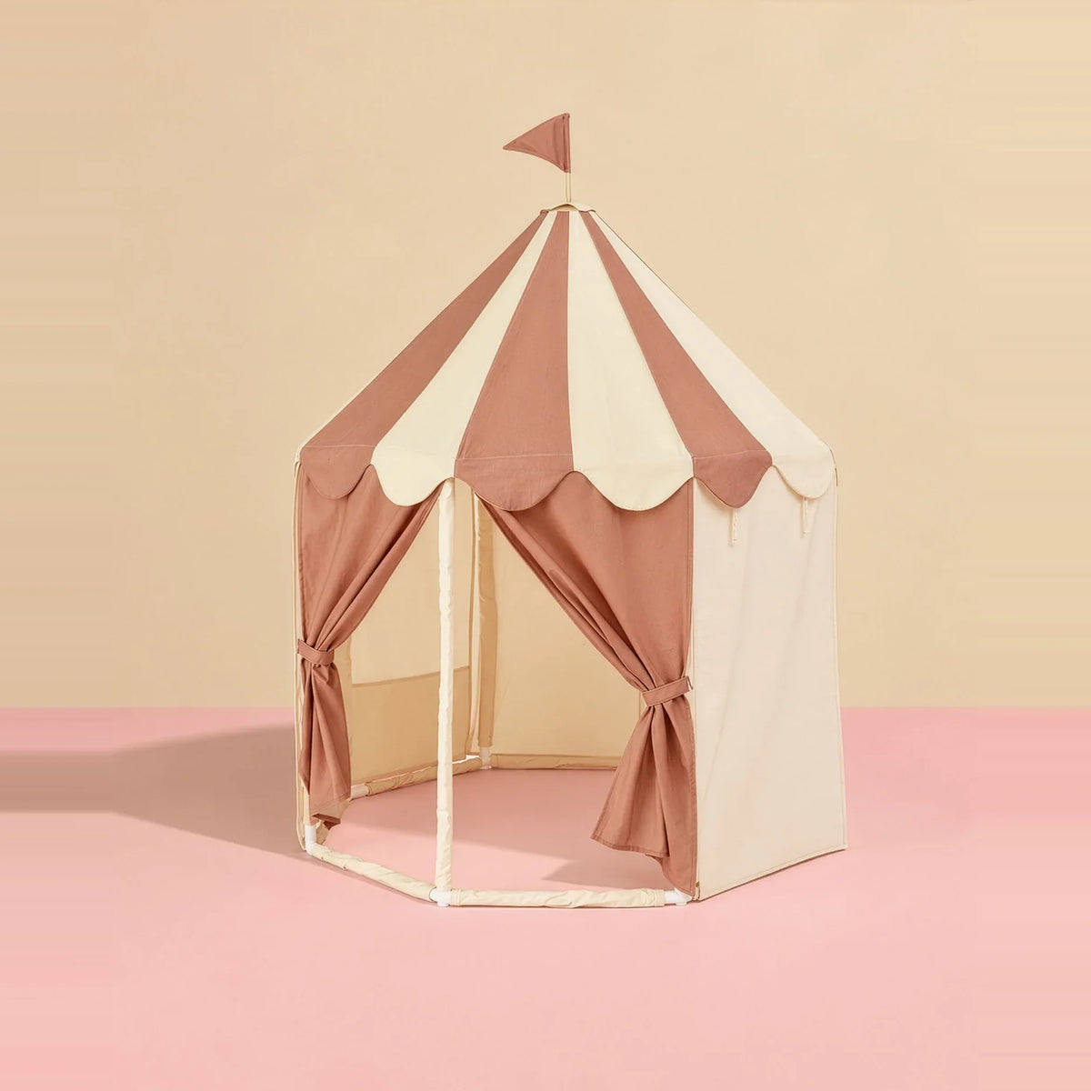 Kid's Concept cirkusz pavilon sátor rózsaszín háttér előtt