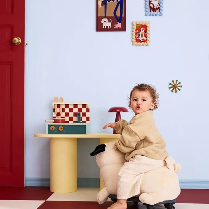 Kislány a Kid's Concept gurulós mopszon