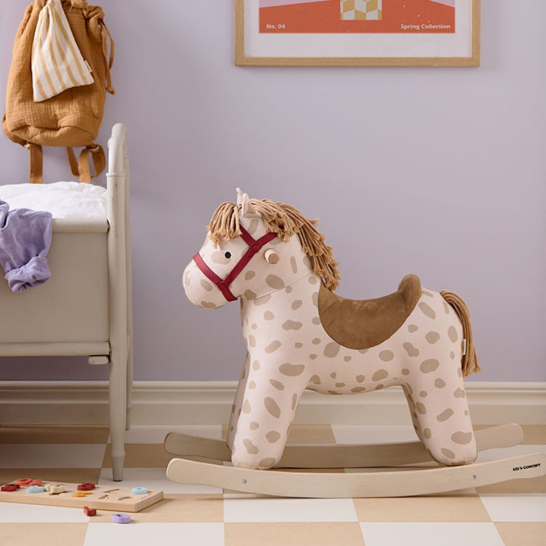 Kid’s Concept Dotty pöttyös fa hintaló gyerekszobában, természetes játékélményhez