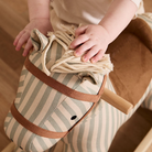 Kid's Concept Sam hintaló részlete a stabil fa fogantyúval és a textil sörénnyel – biztonságos fejlesztő játék