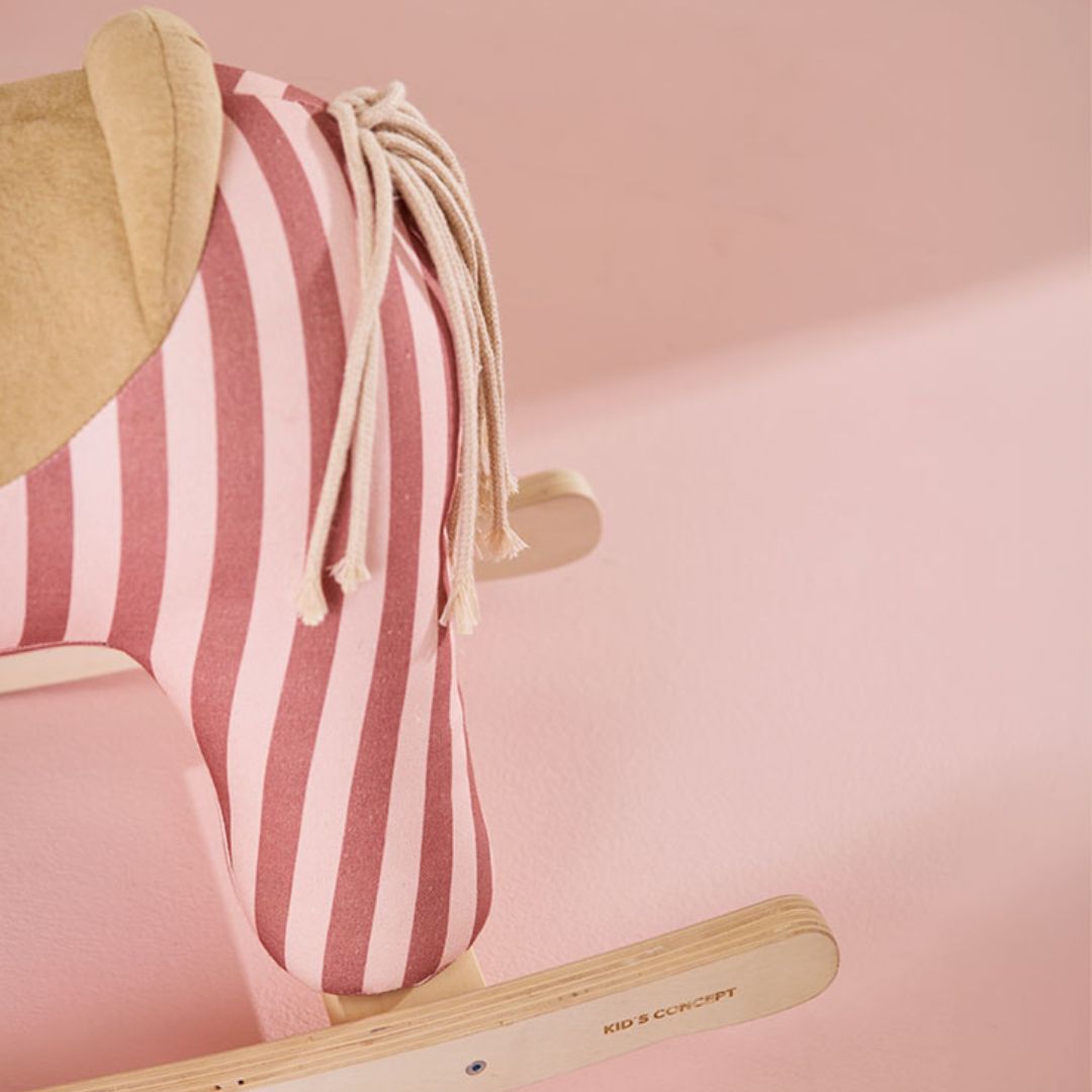 Kid's Concept Mila hintaló farok részlete és a fa talpon található Kid's Concept logó
