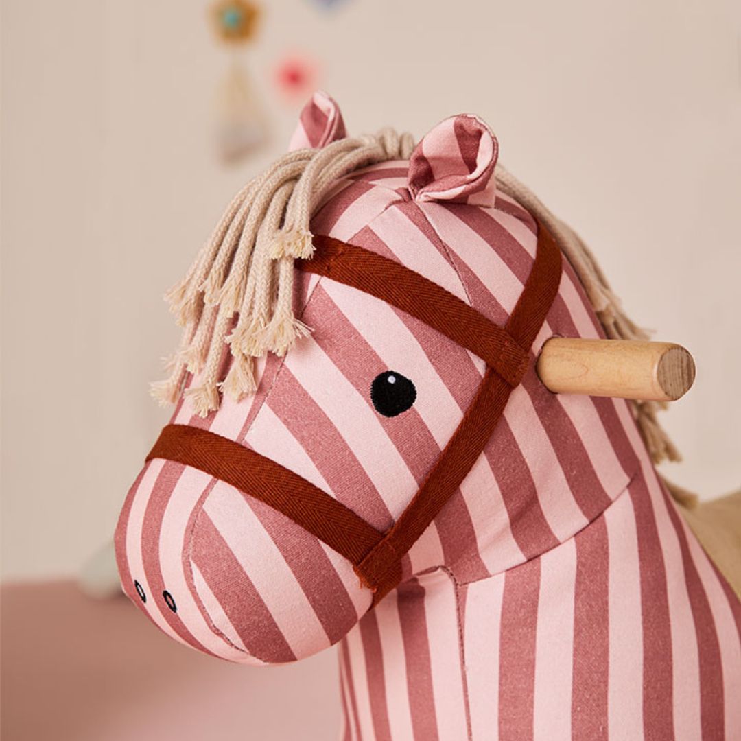 Kid's Concept Mila hintaló fej részlete közelről, fa kapaszkodóval és hímzett szemmel