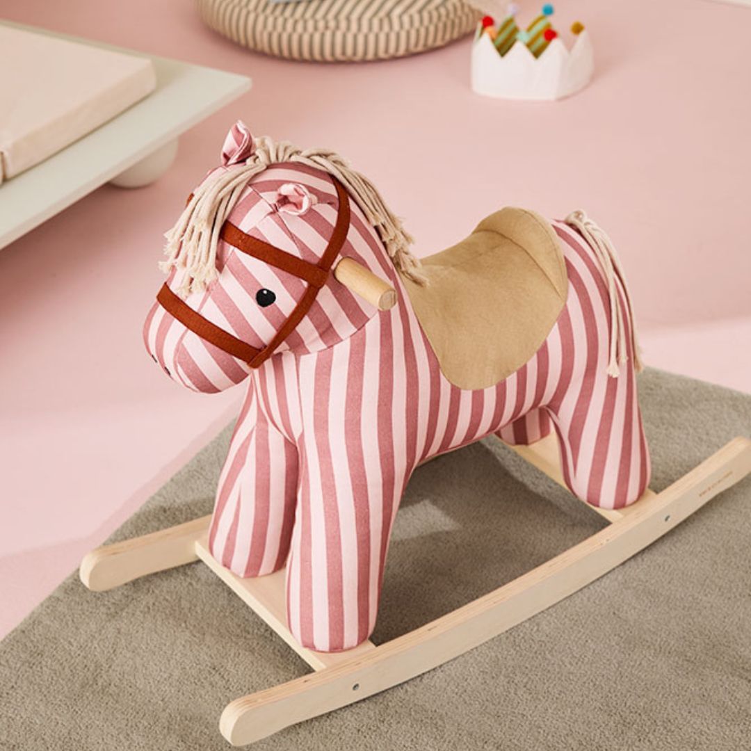 Kid's Concept Mila hintaló felülről nézve, szürke szőnyegen a gyerekszobában