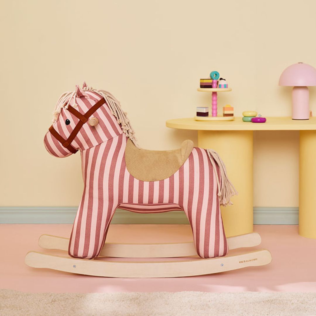Kid's Concept Mila hintaló egy ízlésesen berendezett gyerekszobában, sárga asztal mellett