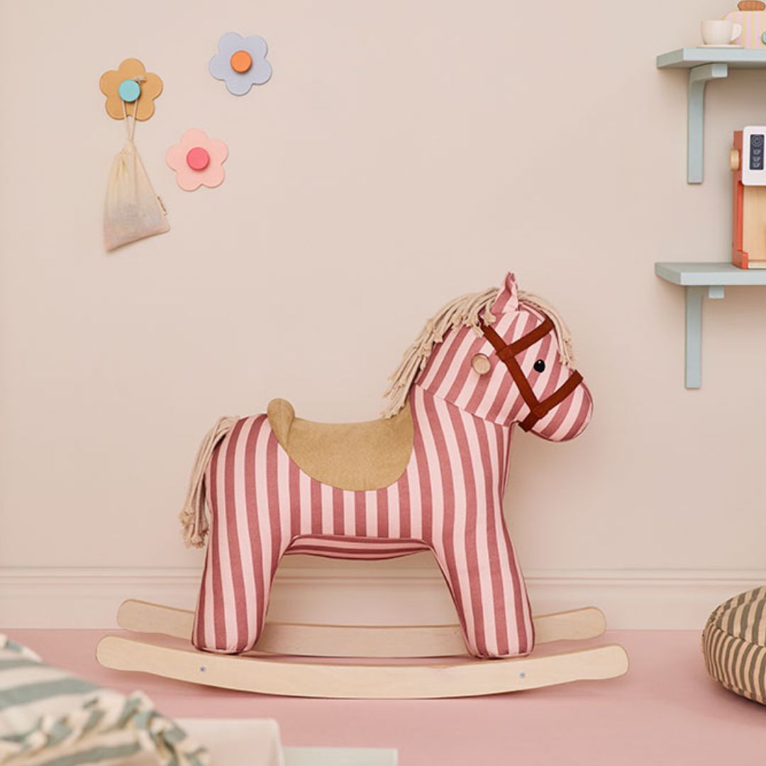Kid's Concept Mila hintaló teljes oldalnézete egy hangulatos gyerekszoba berendezésben