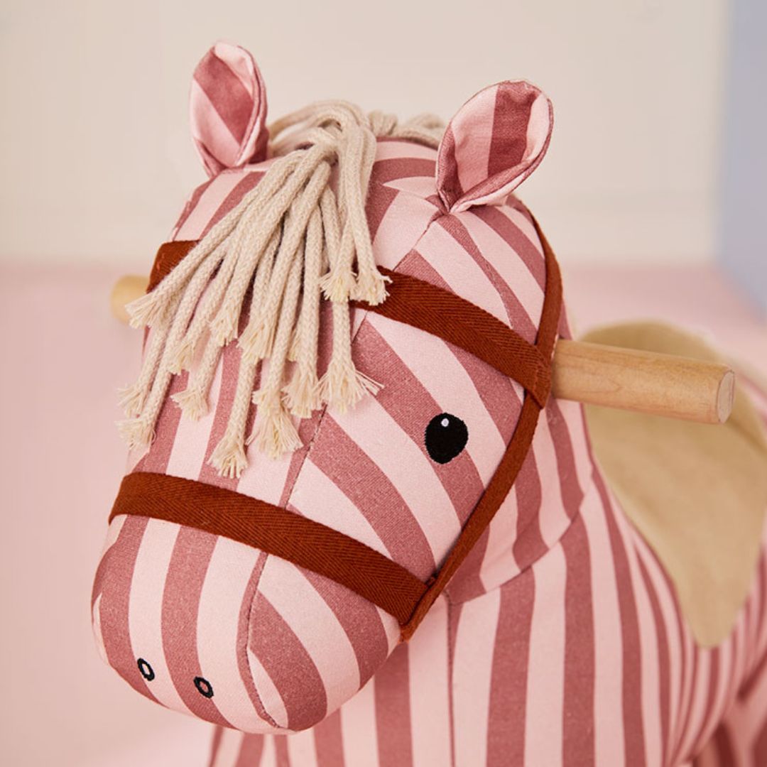 Kid's Concept Mila hintaló puha sörényének és barna kantárjának részlete közelről