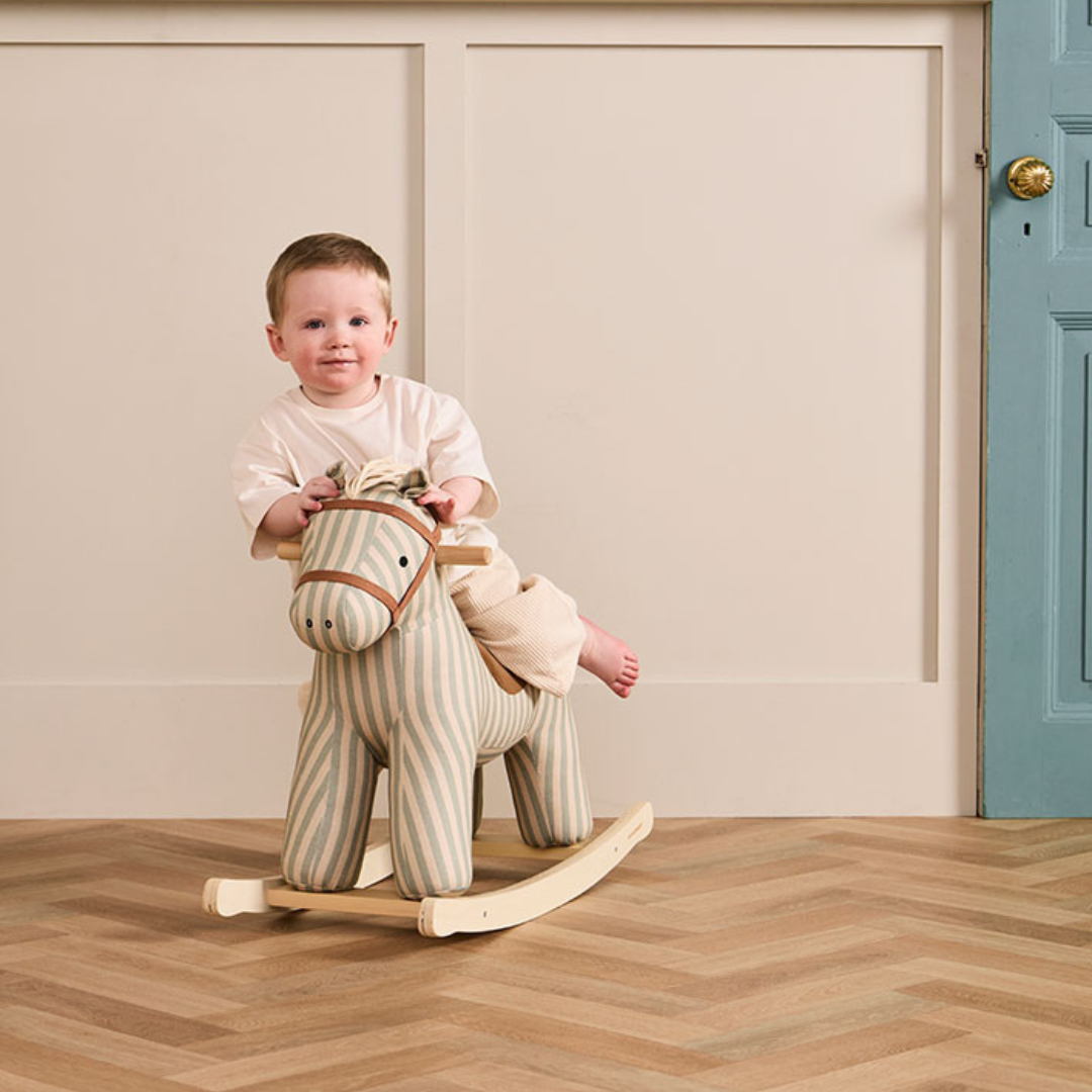 Kid's Concept Sam csíkos hintaló fából, prémium fejlesztő játék kisgyermekeknek