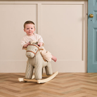 Kid's Concept Sam csíkos hintaló fából, prémium fejlesztő játék kisgyermekeknek