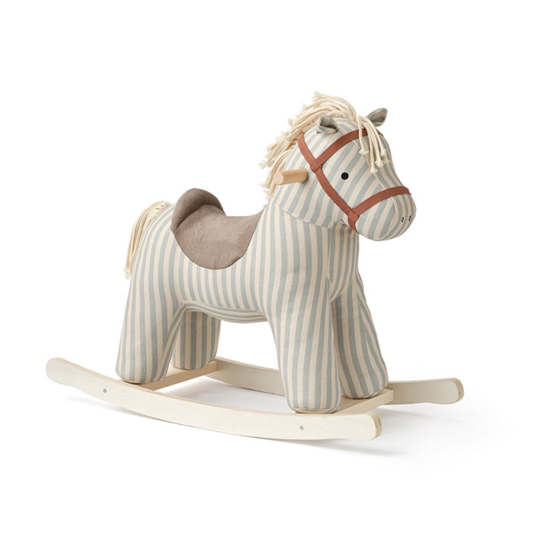 Kid's Concept Sam csíkos hintaló puha textil borítással és barna nyereggel, fa talpon, stúdiófotó - Pippadu