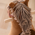 Közelkép a Kid's Concept Vera barna kordbársony hintaló füleiről és fonott sörényéről, mutatva a prémium textil textúráját