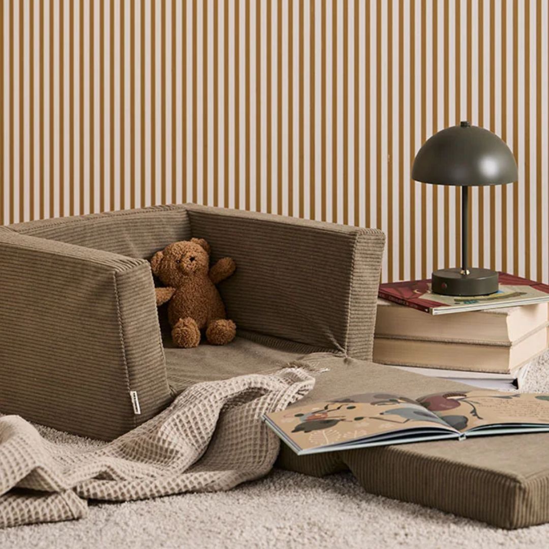 Kid's Concept kinyitható fotel csíkos háttér előtt, plüssmacival