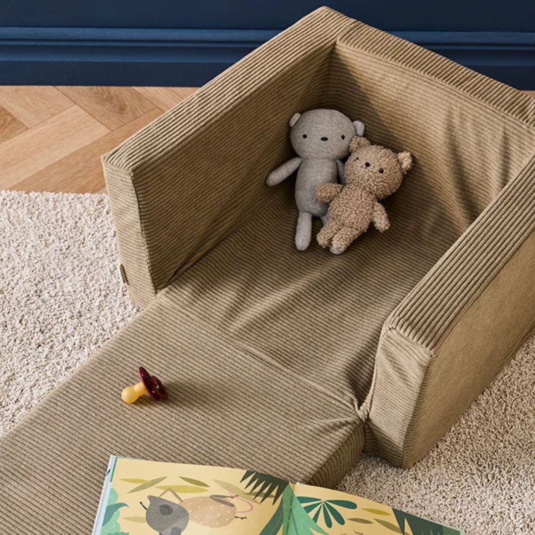Kid's Concept kinyitható fotel matraccá alakítva, plüss játékokkal és cumival
