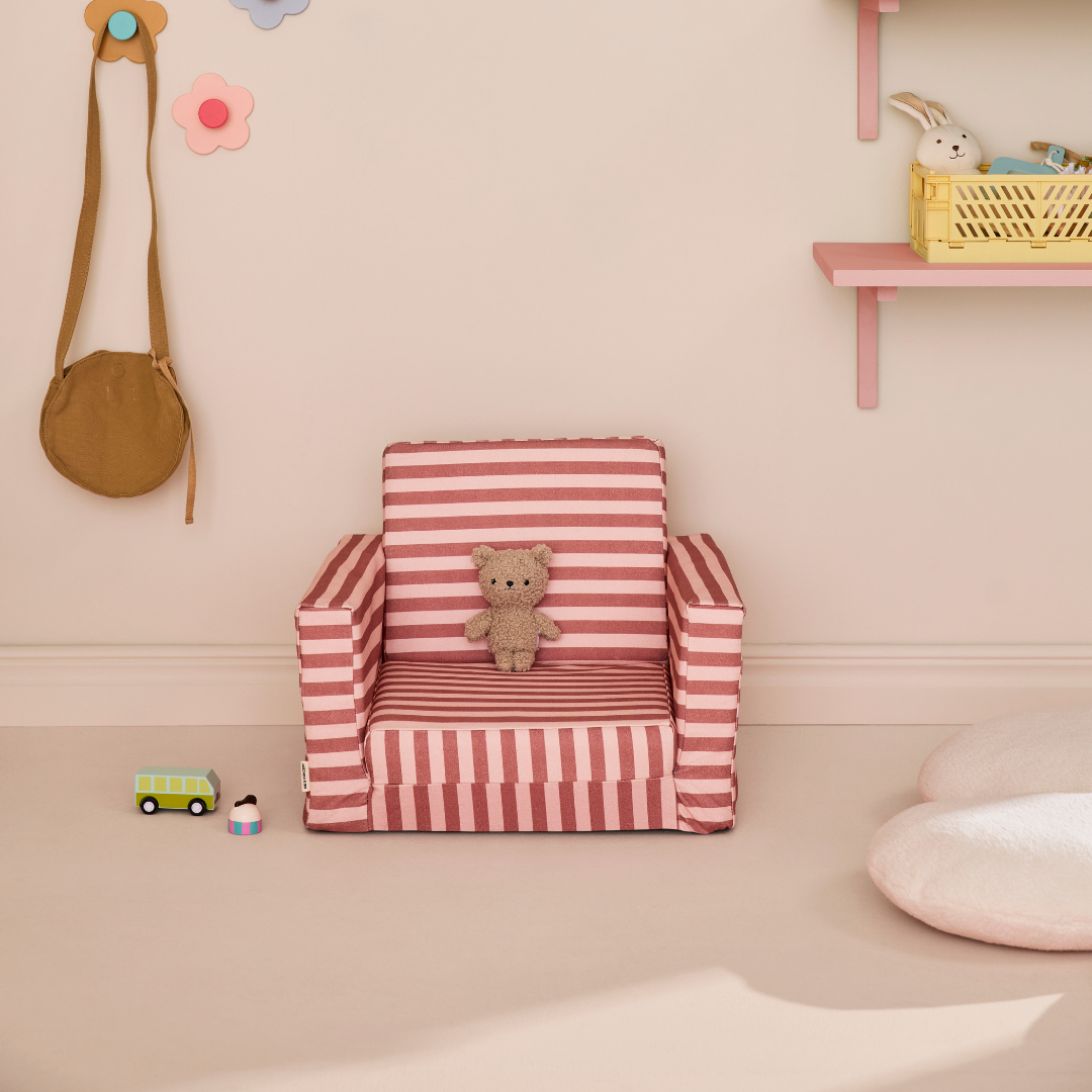 Könnyen áthelyezhető és egy mozdulattal ággyá alakítható Kid's Concept rózsaszín csíkos gyerekfotel szemből