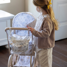 Kislány vintage játék babakocsival, amihez hozzá illő válltáska is jár