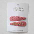 Rózsaszín alapon pöttyös és virágos mintás hajcsatok kézzel hímzett mintákkal