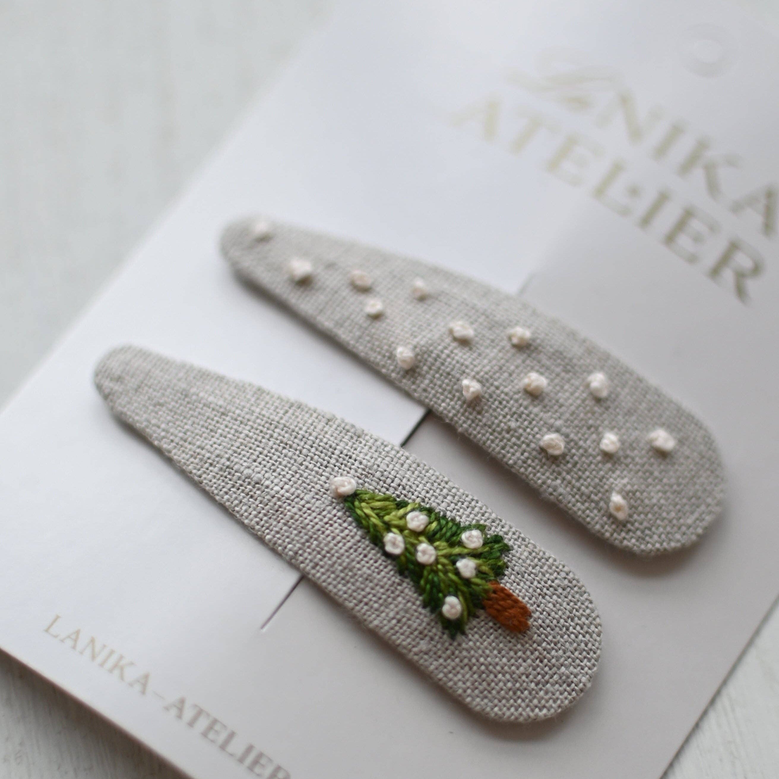 Lanika Ateliter karácsonyi hajcsat bézs alapon karácsonyfa mintával kislányoknak