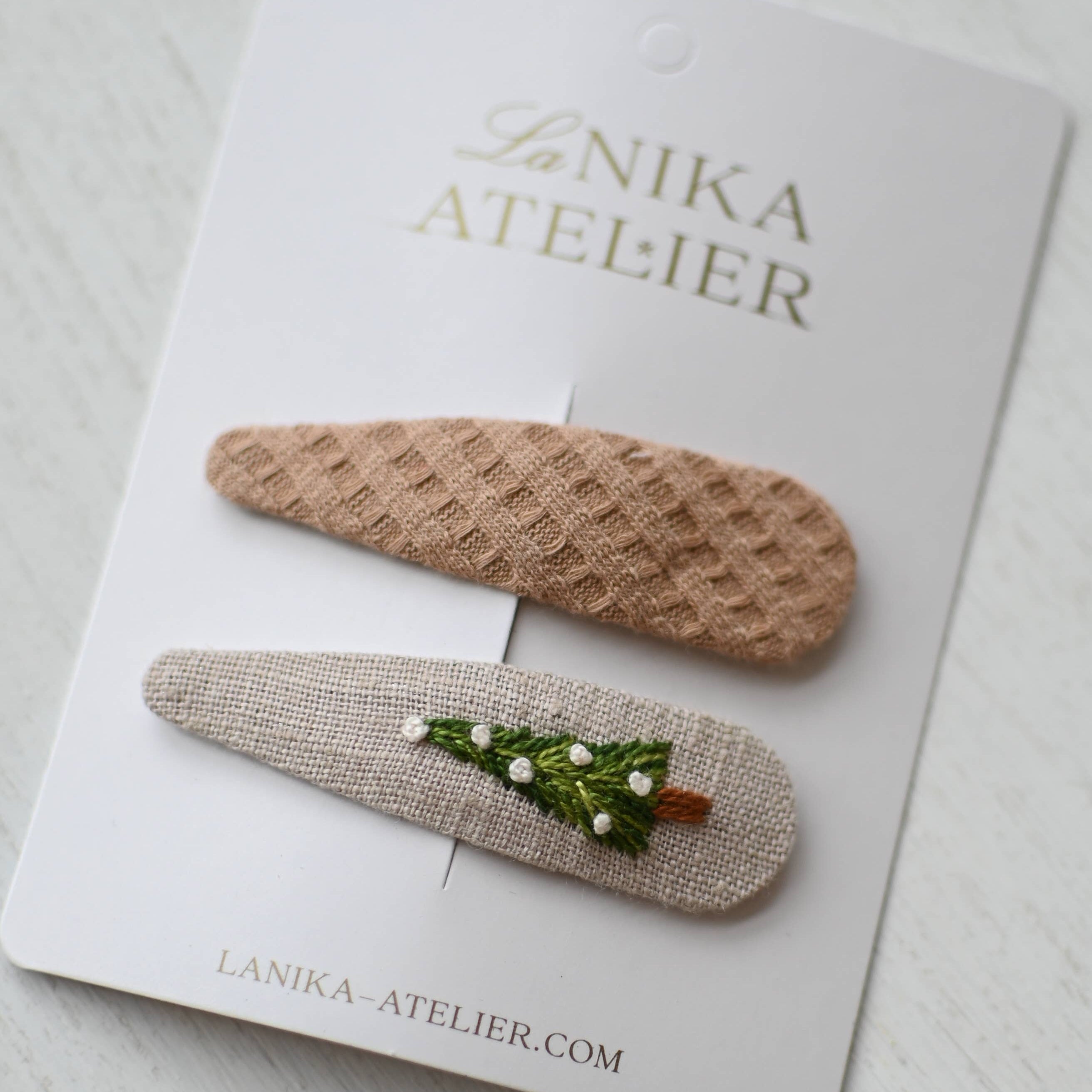 Lanika Atelier karácsonyi hajcsat karácsonyfa mintával és különleges, bézs anyaggal