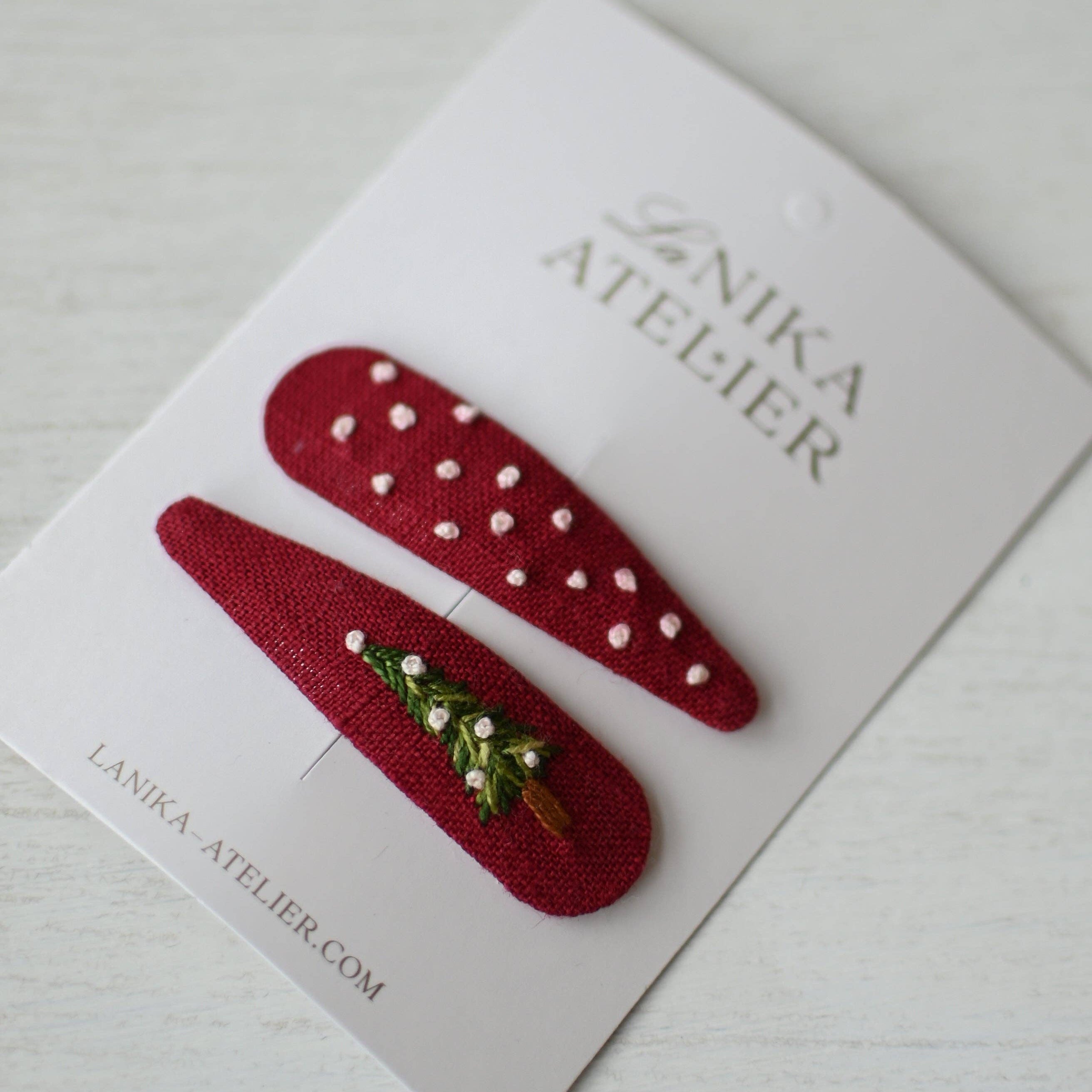 Lanika Atelier karácsonyi mintás hajcsatok piros alapon karácsonyfa mintával kézzel készült karácsonyi kiegészítő kislányoknak