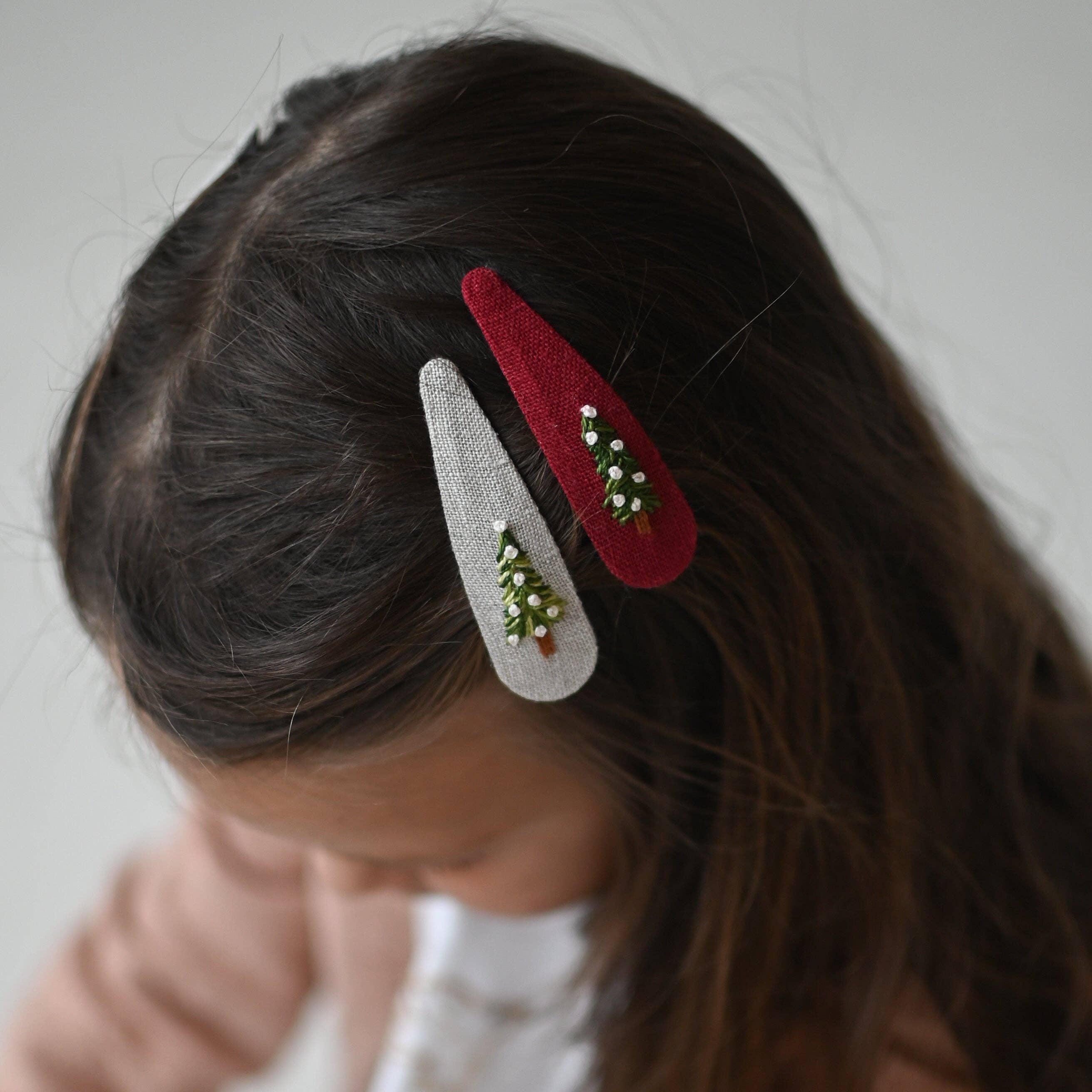 Karácsonyi hajcsatok hímzett részletekkel kislányoknak a Pippadu baba-mama webshopban