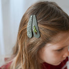 Lanika Atelier karácsonyi hajcsat zöld színben karácsonyfa hímzett mintával és pöttyökkel