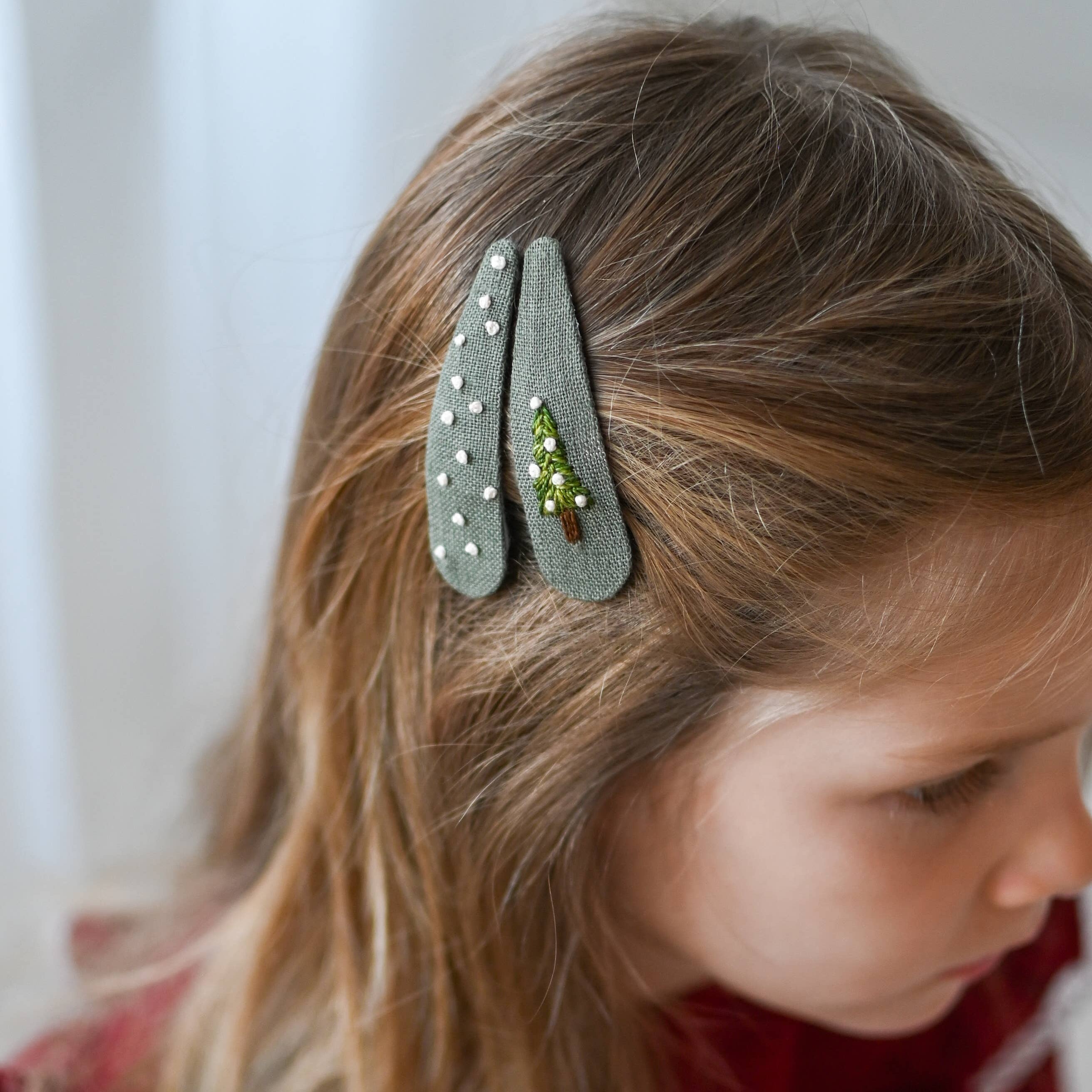 Lanika Atelier karácsonyi hajcsat zöld színben karácsonyfa hímzett mintával és pöttyökkel