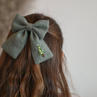 Lanika Atelier karácsonyi masnis hajcsat zöld színben, kézzel hímzett karácsonyfa mintával