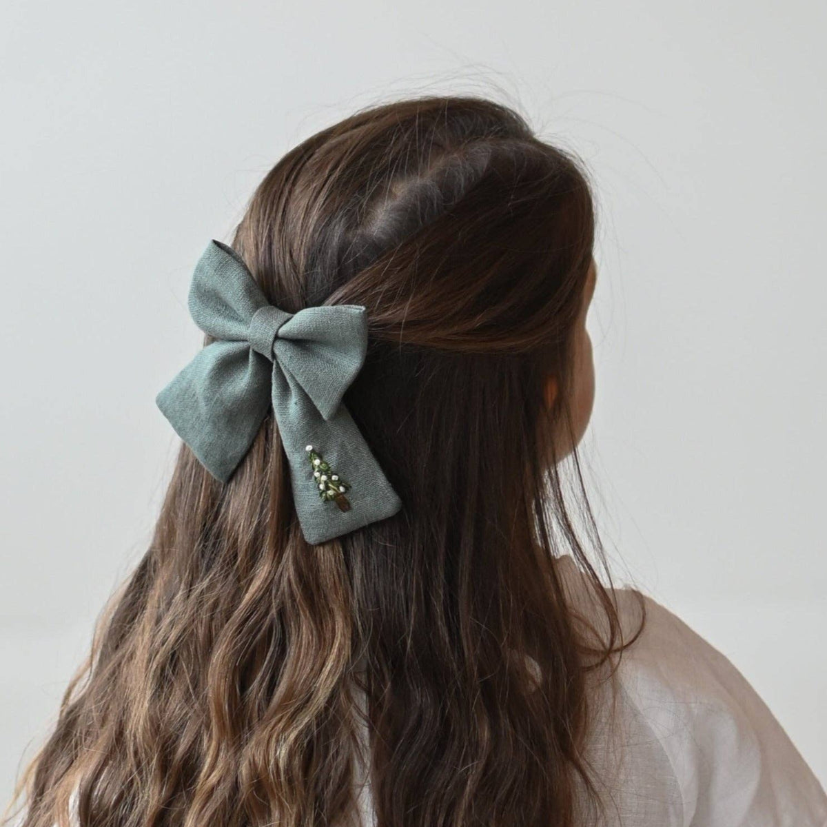 100% lenből készült zöld hajcsat karácsonyi masni mintával – Lanika Atelier