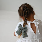 Kézzel hímzett karácsonyi masni hajcsat kislány hajában