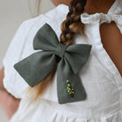 Közepes méretű zöld kézzel hímzett karácsonyi hajcsat erős krokodilcsaton