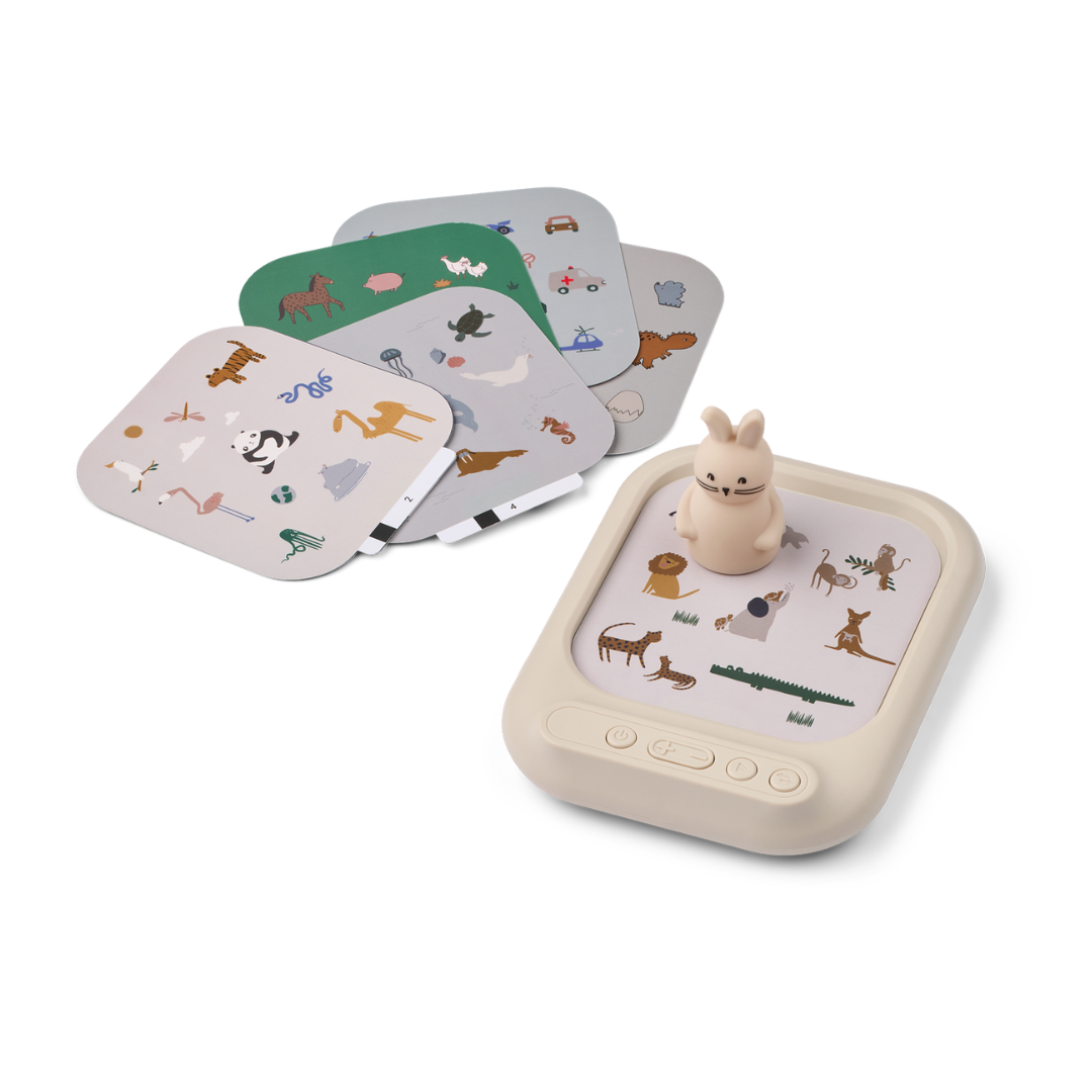 Liewood Archie interaktív hangos játék cserélhető tematikus kártyákkal – állatok, járművek és űr témában