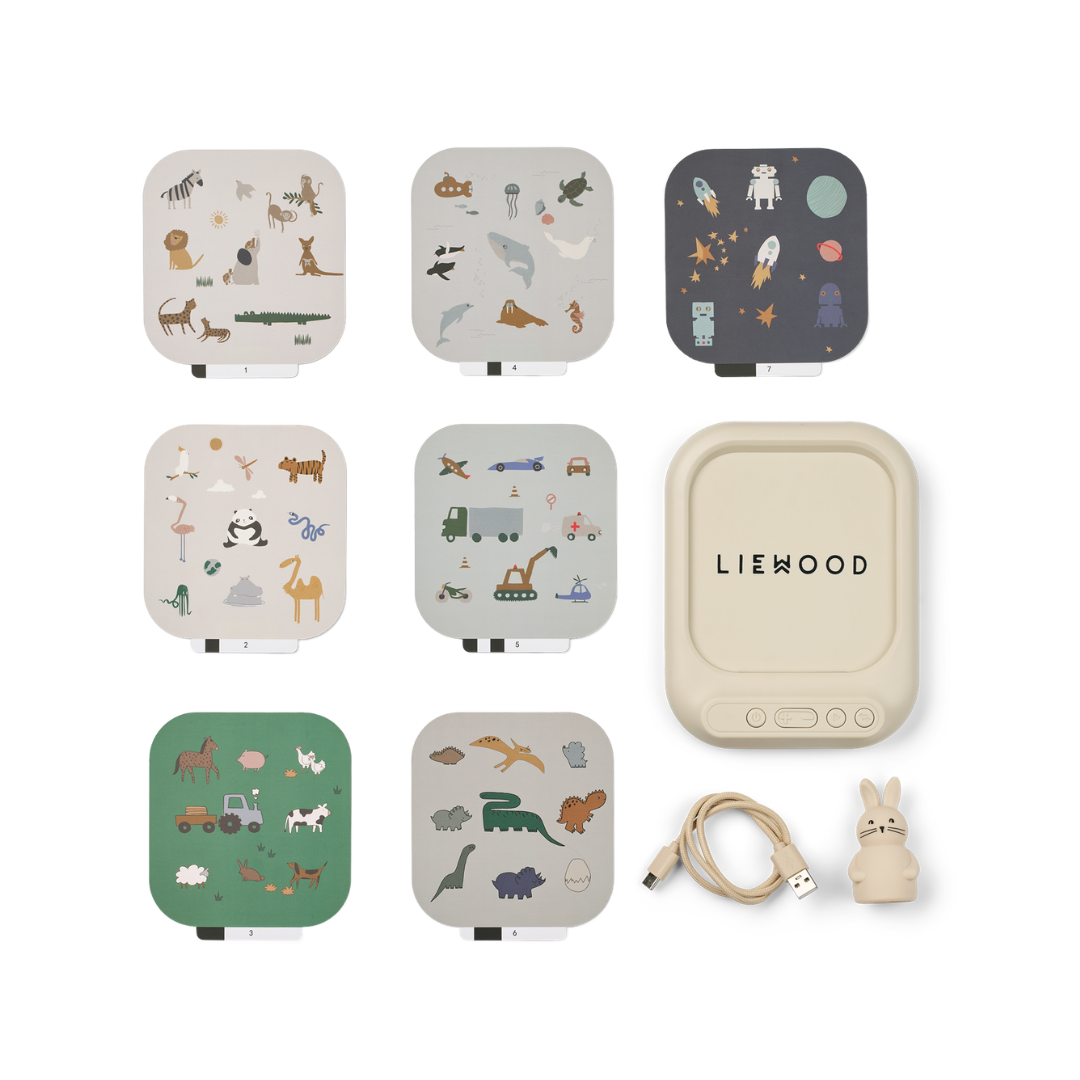 Liewood Archie interaktív hangos játék teljes szett – hangpanel, nyuszi figura, USB-C kábel és tematikus kártyák