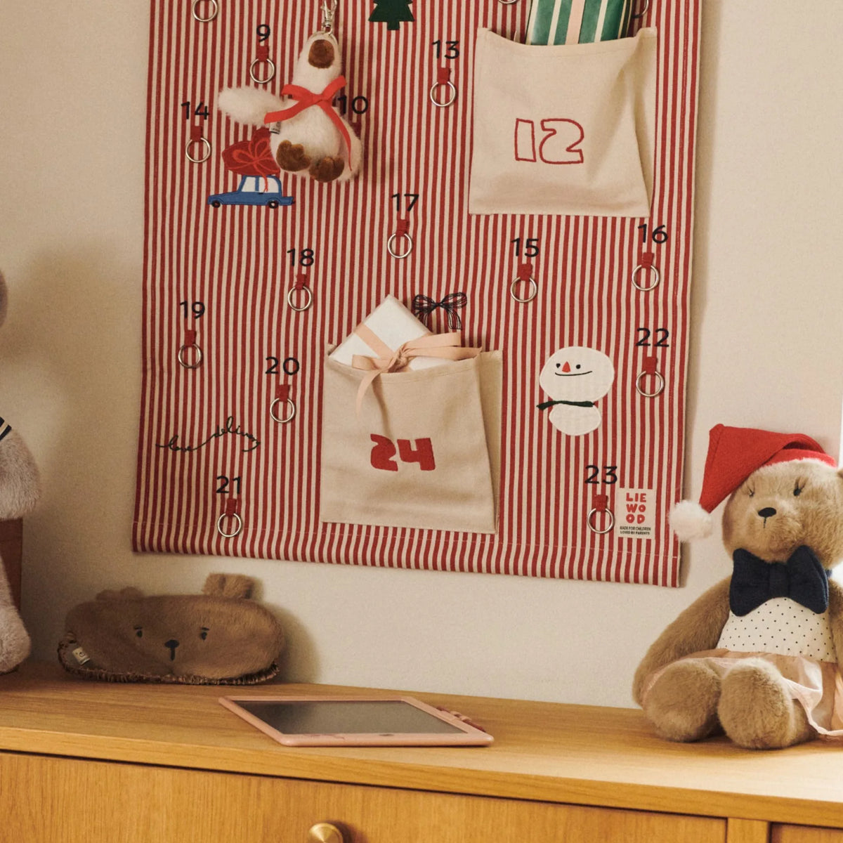 Liewood Blaise adventi naptár alsó része ajándékokkal a zsebekben
