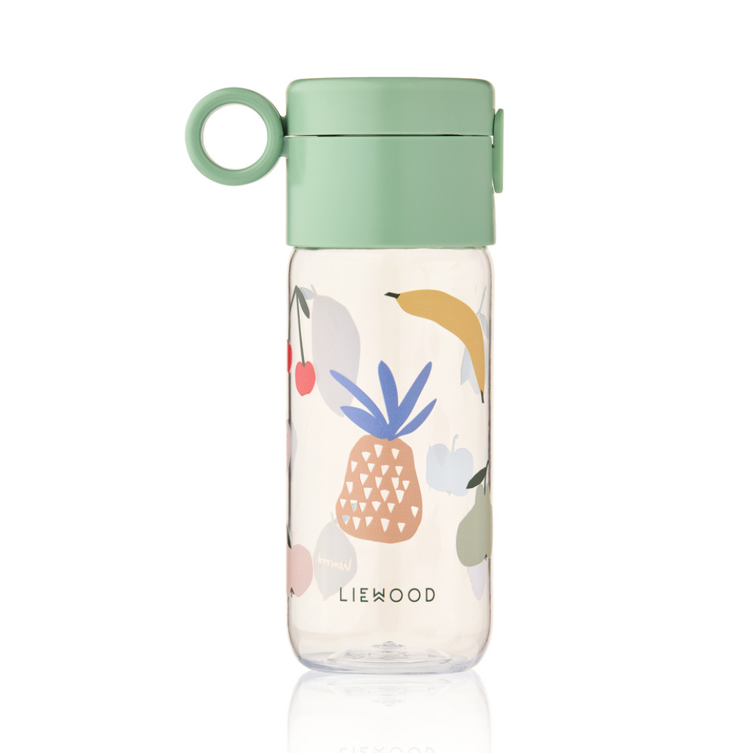 Liewood Clemence 350 ml-es tritán gyerek kulacs gyümölcs mintával, halványzöld kupakkal és praktikus hordozófüllel fehér háttéren.