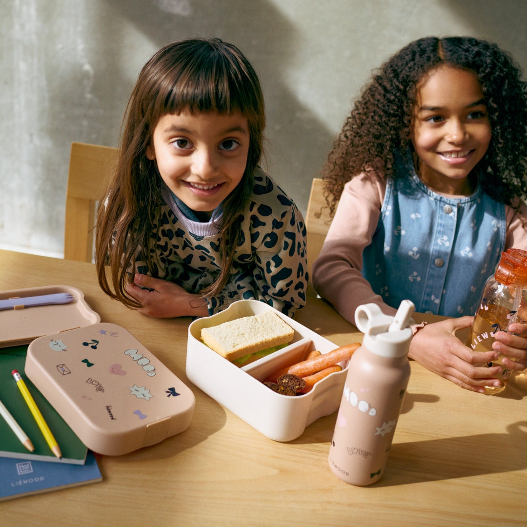 Kislányok az uzsonnaasztalnál Liewood Falk Mood acél gyerek kulaccsal és uzsonnás dobozzal