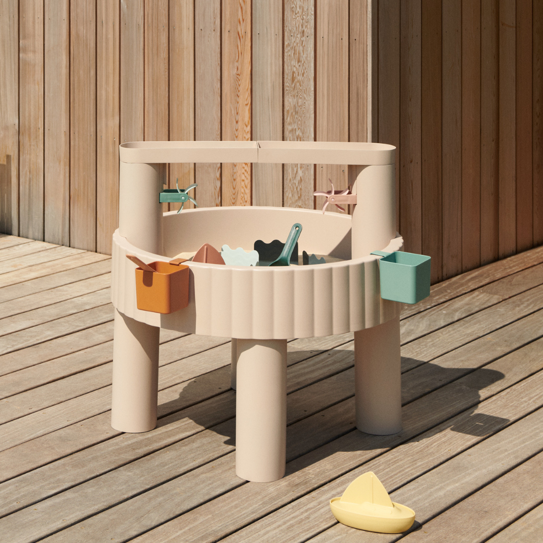 homokban elhelyezett játék kiegészítők a Liewood Sepp asztalon