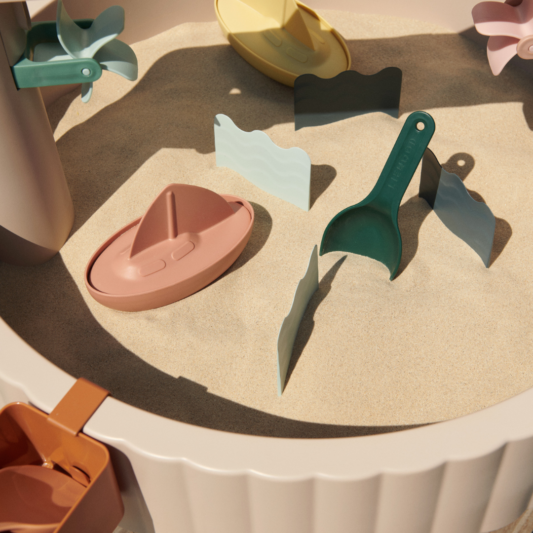 homokozó játékasztal részlet lapáttal és hajóval