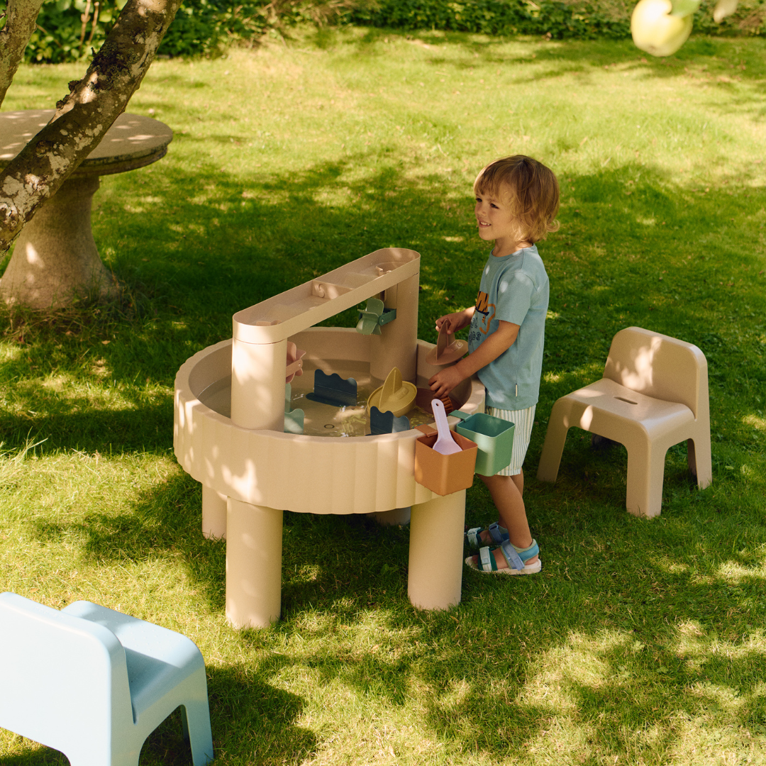 Liewood Sepp homokozó és vizező játékasztal kültéri környezetben