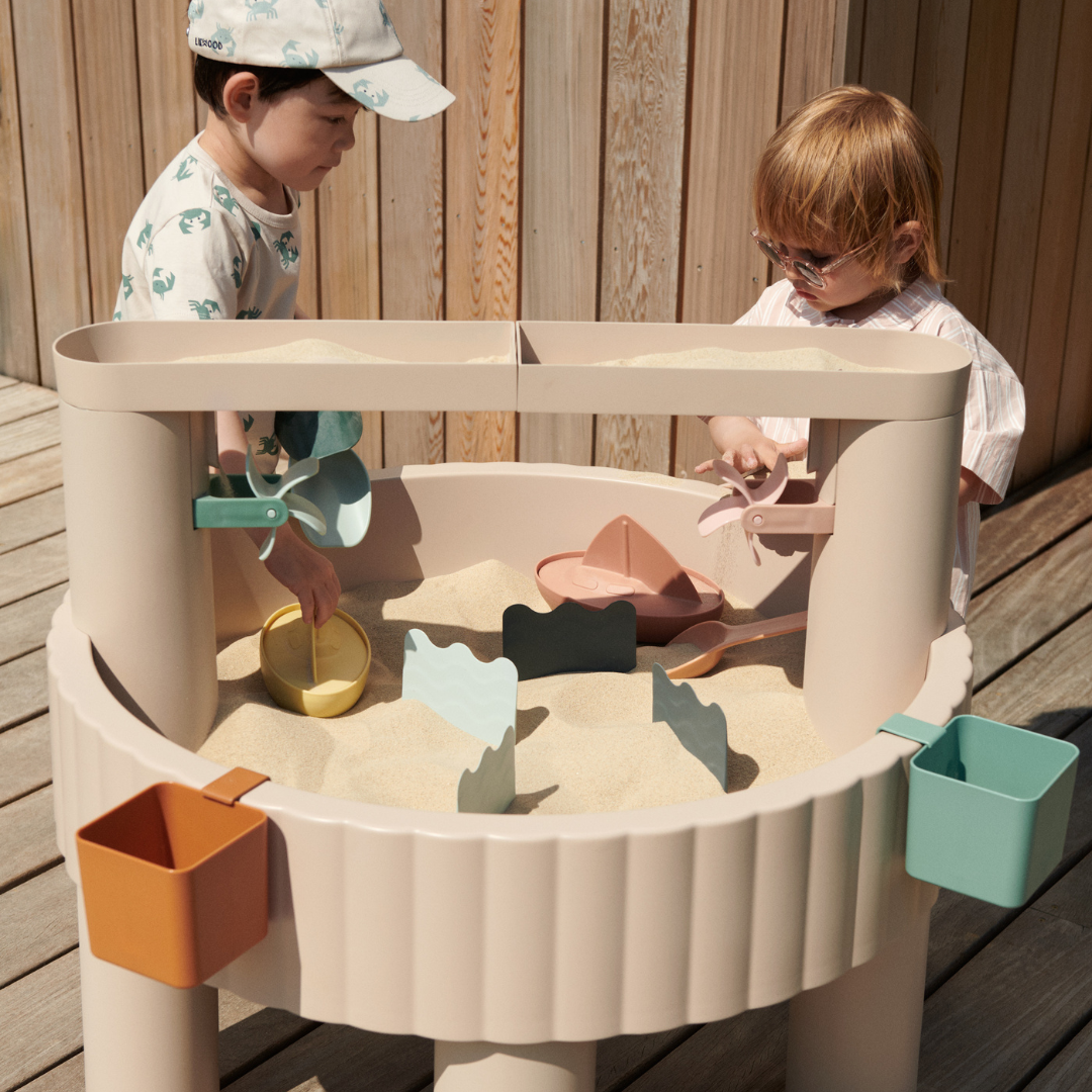 gyerekek együtt játszanak a Liewood Sepp homokozó asztallal