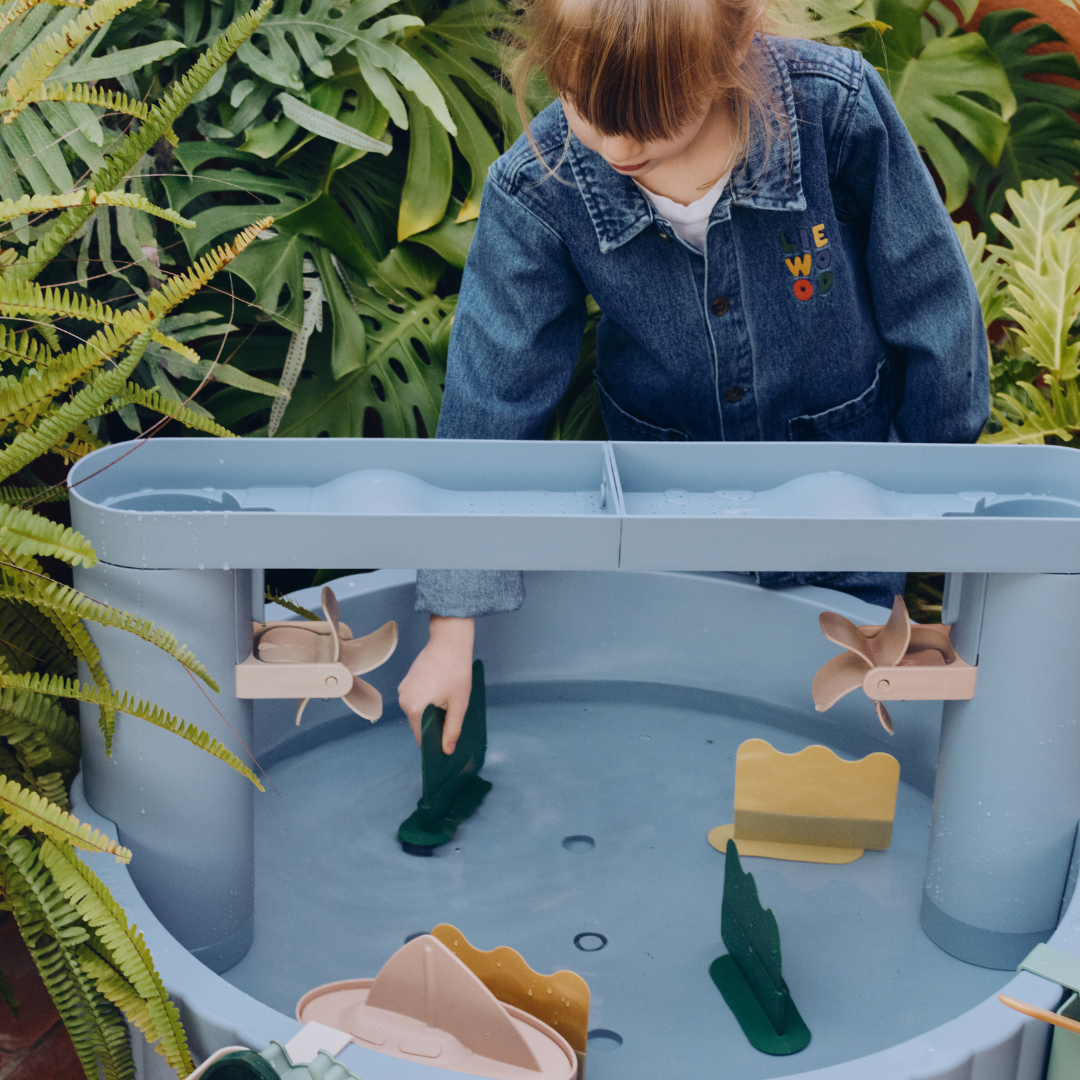 Gyerek játszik a kék Liewood Sepp vizező játékasztallal