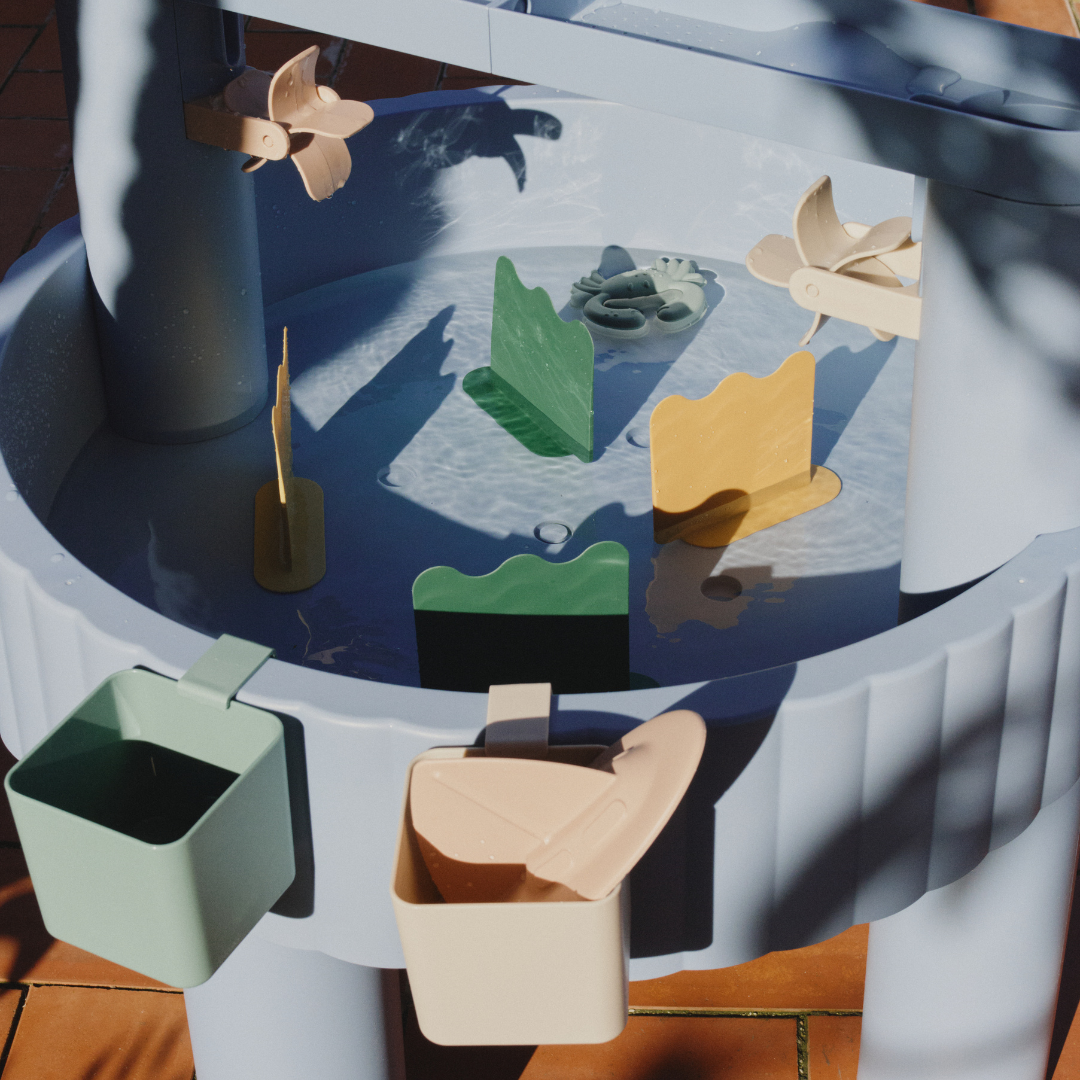 Vizes játék részlet hajóval és formákkal kék játékasztalon